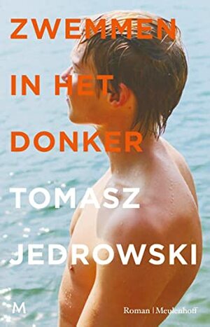 Zwemmen in het donker by Tomasz Jedrowski