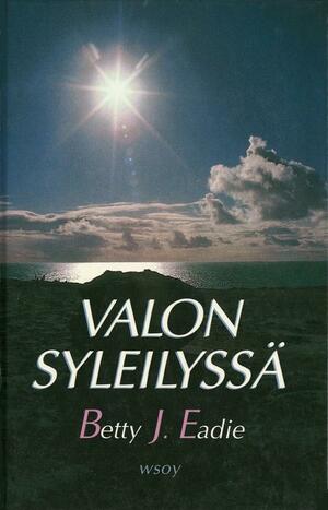 Valon syleilyssä by Betty J. Eadie, Ritva Alku