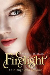 Firelight - O Inimigo Está Próximo by Sophie Jordan