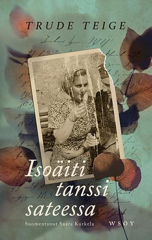 Isoäiti tanssii sateessa by Trude Teige