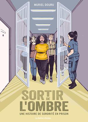 Sortir de l'ombre: Une histoire de sororité en prison by Muriel Douru