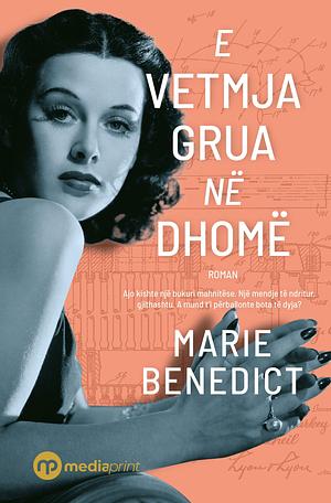 E vetmja grua në dhomë by Marie Benedict