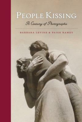 People Kissing: A Century of Photographs (Vintage snapshots and postcards, a great gift for engagements, wedding showers, and anniversaries) by Barbara Levine, Paige Ramey