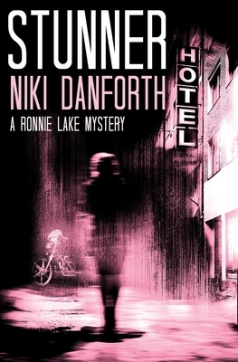 Stunner: A Ronnie Lake Mystery by Niki Danforth
