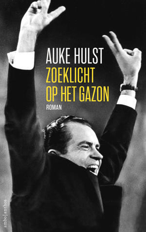 Zoeklicht op het gazon by Auke Hulst