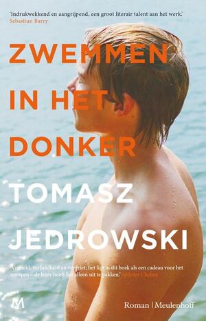 Zwemmen in het donker by Tomasz Jedrowski