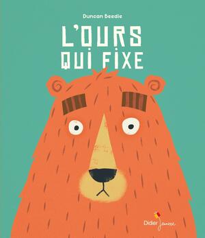 L'ours qui fixe by Duncan Beedie