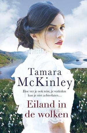 Eiland in de wolken  by Tamara McKinley