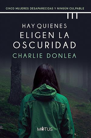 Hay quienes eligen la oscuridad  by Charlie Donlea