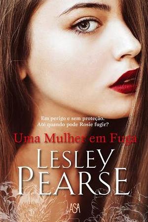 Uma Mulher em Fuga by Lesley Pearse