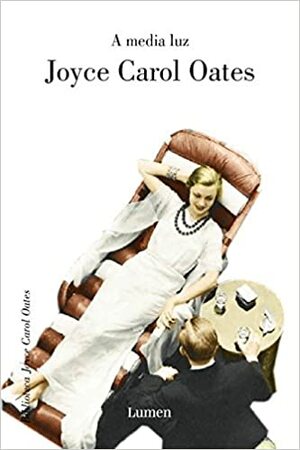 A media luz by Joyce Carol Oates