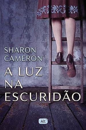 A luz na escuridão by Sharon Cameron