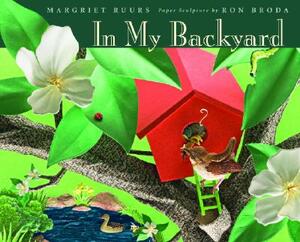 In My Backyard [With Dust Cover Flips Over to Poster] by Margriet Ruurs