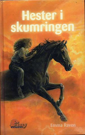 Hester i skumringen by Emma Raven