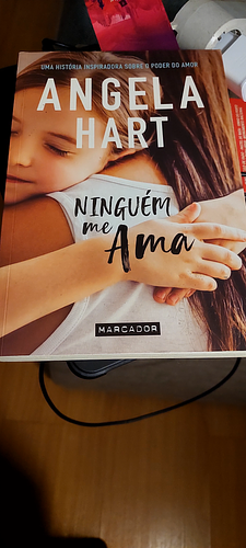 Ninguém me ama by Angela Hart