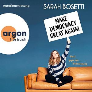 Make Democracy Great Again von Sarah Bosetti. Auf dem Cover des Hörbuchs sitzt Bosetti auf einem braunen Ledersofa und hält ein Demo-Schild mit dem Titel in die Höhe.