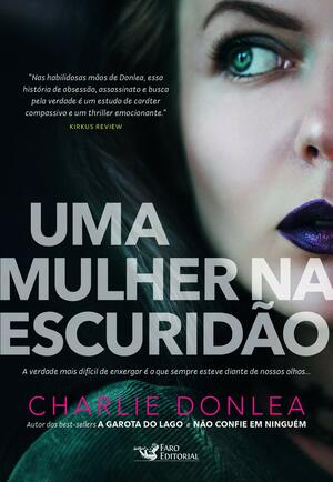 Uma mulher na escuridão by Charlie Donlea