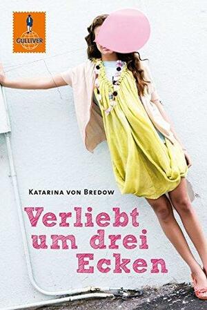 Verliebt um drei Ecken: Roman by Katarina von Bredow