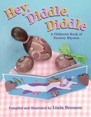 Hey, Diddle, Diddle: A Children's Book of Nursery Rhymes by Linda Bronson
