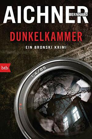 Dunkelkammer by Bernhard Aichner