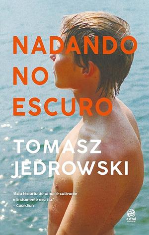 Nadando no escuro by Tomasz Jedrowski