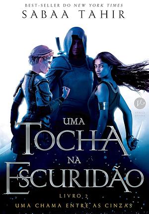Uma tocha na escuridão by Sabaa Tahir