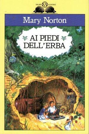 Ai piedi dell'erba by Mary Norton