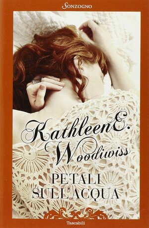 Petali sull'acqua by Kathleen E. Woodiwiss