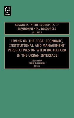 Living on the Edge: Economic, Institutional and Management Perspectives on Wildfire Hazard in the Urban Interface. Advances in the Economics of Enviro by Austin Troy, Roger G. Kennedy