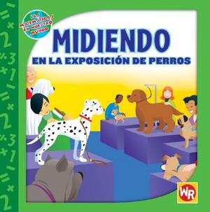 Midiendo en la Exposicion de Perros by Amy Rauen