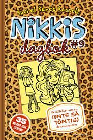 Nikkis dagbok #9: Berättelser om en by Rachel Renée Russell